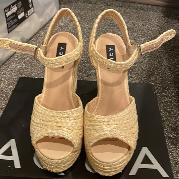 AQUA Natural Raffia Straw Sandal Platforms - Picture 8 of 8